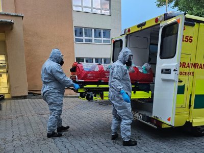 Biohazard tým ZZS JčK převážel pacienta s podezřením na VNN